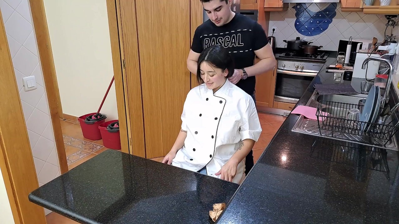 Sexy privé chef is verleid met een massage