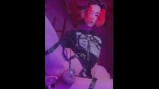 Goth Tgirl dita se stessa e gioca con il giocattolo
