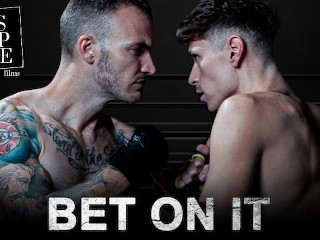 DisruptiveFilms - 综合格斗选手赛后在更衣室做爱 - 克里斯蒂安·王尔德、特洛伊·阿科拉