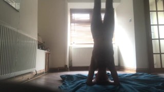 Spiare la sua sessione di yoga in topless - troia flessibile