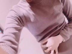 【痴女】ノーパンノーブラで外出した美人日本人妻はムラムラ我慢出来ずパチ屋のトイレで腰くねくねオナニー絶頂　日本人　素人　熟女　個人撮影　スタイル抜群　オナニー　人妻　かわいい日本人 - Screenshot 2 of 16 - Amateur