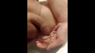 Pissloving sissy hrající na záchodě