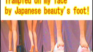 Piétiné sur mon visage par les pieds de la beauté japonaise! Vue à deux sens !