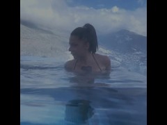 Priscilla Salerno fa la porca all'aperto