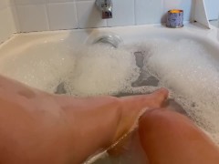 Bath time relaxation - Screenshot 3 of 16 - Long Legs