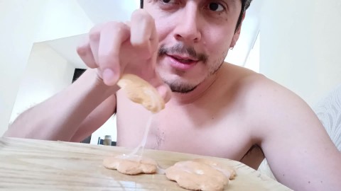 Leite e biscoitos? Homem bonito goza em seus biscoitos e os come