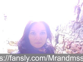 Русская милфа сосет незнакомцу на публике