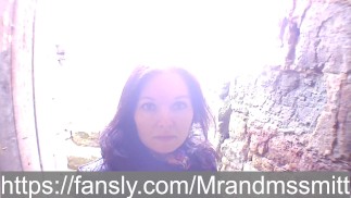 Русская милфа сосет незнакомцу на публике