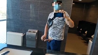 Поиграй с моим членом в туалете аэропорта