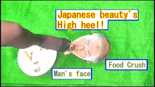 Наблюдая за тем, как еда давит на высоком каблуке японской красавицы сверху!