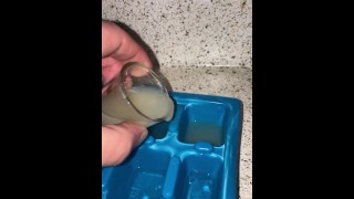 Algunas cargas congeladas que descongelé y hice cubos de semen especiales para la bebida de la esposa