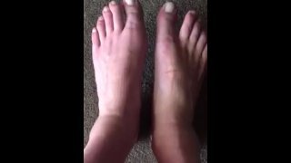 Magere twink voeten vuile sokken snuiven