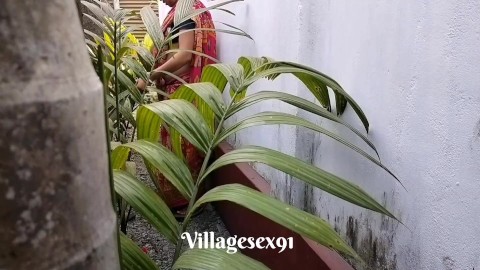 House Garden Clining Time Sexo una esposa bengalí con Saree al aire libre (Video oficial por villagesex91)