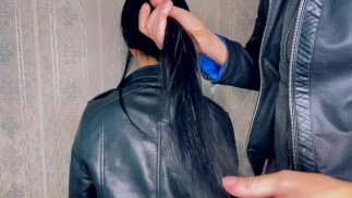 Ich kämme sanft die Haare meiner Stieftochter und träume selbst von Sperma auf ihnen