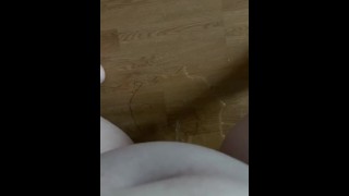 Mijar no chão da minha sala