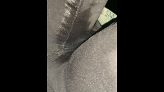 grosse salope se pisse dans un jean maigre gris sur le bord de la route