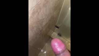 Éjaculation sous la douche au ralenti