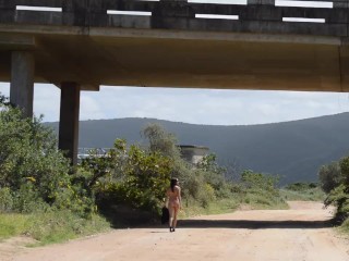 Caminando Naked En Carretera Abierta Bajo un Puente