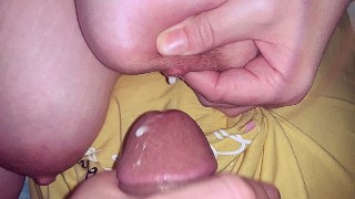 Maison baise le mamelon d’une jeune enceinte allaitement, éclaboussures de lait et de sperme sur les seins.