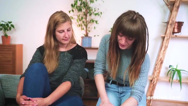Ersties: Zwei Saarländerinnen Nicky und Kate beim Spiel mit heißem Sextoy