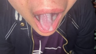 Asiatische MILF in Baseballmütze 🧢 bekommt einen Mund voller Sperma 💦 während des Blowjob-Gesichtsfickens