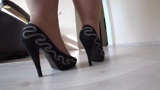 Madura BBW MILF se prueba pantimedias de nylon y tacones altos.