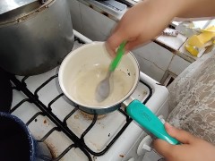 Acumulo mucho semen en un recipiente, mi cerdita puta lo cocina y luego se lo come en el centro...