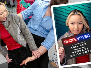 Petite Asiatique Asia Lee Se Fait Interroger Avant De Prendre La Bite De L’agent De Sécurité - Shoplyfter