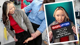 Kleine Aziatische babe Asia Lee wordt ondervraagd voordat ze de lul van de veiligheidsagent neemt - Shoplyfter