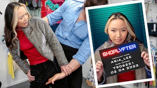 小亚洲宝贝 Asia Lee 在拿走保安人员的鸡巴之前接受审讯 - Shoplyfter