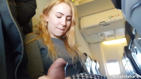 Vliegtuig! Vrouw van geile piloot toont grote tieten in het openbaar