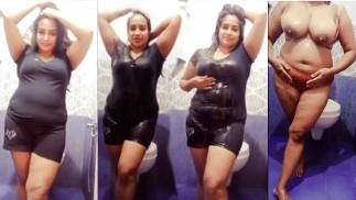 Desi Bhabhi Riya Showing Her Wet Body to Her Devar in Bathroom Live Video Call
