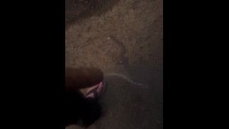 Großer Schwanz pisst draußen