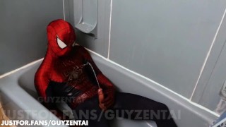 spiderman pisse partout sur son costume avec une bite dure, se branle, jouit dans un costume de webbing élevé