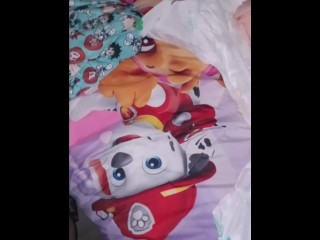 Неженка в подгузнике трахает киску