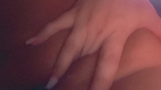 ASMR clavos haciendo clic contra mi anillo de clítoris mojado! 💦