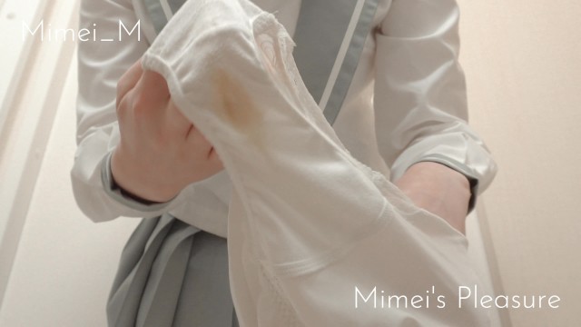 【素人】エッチな匂いする？♡ むちむちボディな制服美少女のパンチラ＆生脱ぎ♡ 汚れたクロッチとおしりを見せつけ、顔面にパンティを被せちゃう…！【個人撮影】