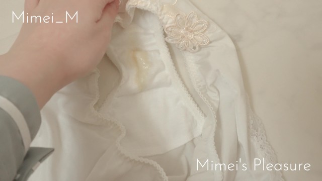 【素人】エッチな匂いする？♡ むちむちボディな制服美少女のパンチラ＆生脱ぎ♡ 汚れたクロッチとおしりを見せつけ、顔面にパンティを被せちゃう…！【個人撮影】