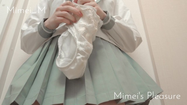 【素人】エッチな匂いする？♡ むちむちボディな制服美少女のパンチラ＆生脱ぎ♡ 汚れたクロッチとおしりを見せつけ、顔面にパンティを被せちゃう…！【個人撮影】