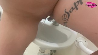 Писаться в рабочую раковину и играть с ней