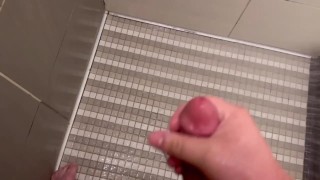 Chico latino de 18 años casi es atrapado masturbándose en el baño del gimnasio