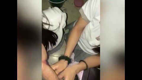 Dos Amigas Colegialas Chupando Verga en el Colegio Escondidas en el cuarto del conserje! #1