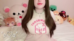 ♡ Едва 18-летняя симпатичная девушка показывает вам, насколько мягкие и мягкие ее сиськи ♡ 🐰