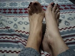 Look at my toes and suck them one by one!!