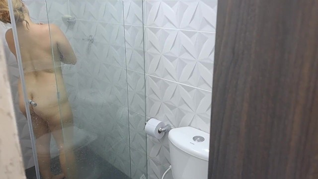 Я прерываю душ сводной сестры, я хочу, чтобы она сосала мой член