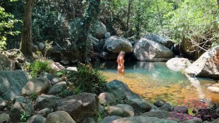 화창한 강에서 목욕하는 소녀의 도촬