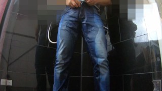 Você gosta quando eu mijo nas calças? Mijando na minha calça jeans!