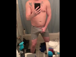 Cumming Na Cueca Boxers Depois De Afiação Hot Guy Esfrega o Pau Até o Orgasmo