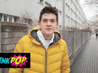 Twink Pop - Улица Занята, Но Ему Все Еще Удается Найти Красивого Чувака По Имени Кевин, Чтобы Трахнуться