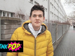 Twink Pop - a Rua Está Ocupada, Mas Ele Ainda Consegue Encontrar Um Cara Bonito Chamado Kevin Para Foder